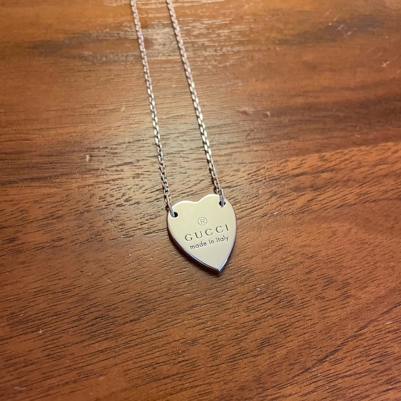 Real GUCCI TRADEMARK NECKLACE WITH HEART PENDANT (silver). - Picture 4 of 5